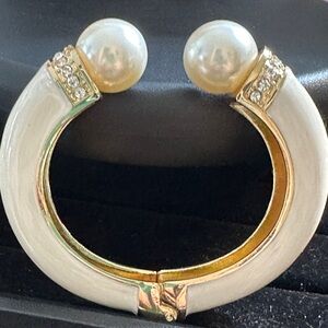 Luxurious Gold and Cream Pearl Bracelet